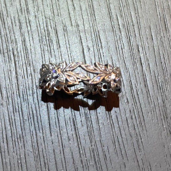 White gold floral band - Picture 1 of 7